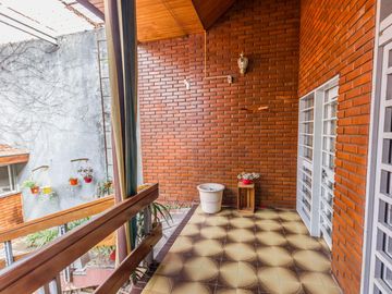 VENTA Casa 5 ambientes Barrio Versalles , patio y cochera para dos autos  PERMUTA - APTO CREDITO