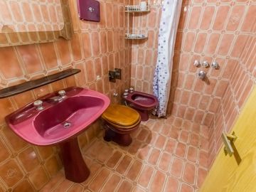 VENTA Casa 5 ambientes Barrio Versalles , patio y cochera para dos autos  PERMUTA - APTO CREDITO