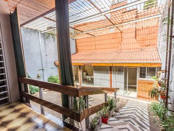 VENTA Casa 5 ambientes Barrio Versalles , patio y cochera para dos autos  PERMUTA - APTO CREDITO
