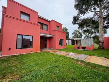 Casa en venta  3 dormitorios  con pileta  Barrio Ecuestre  Costa Esmeralda