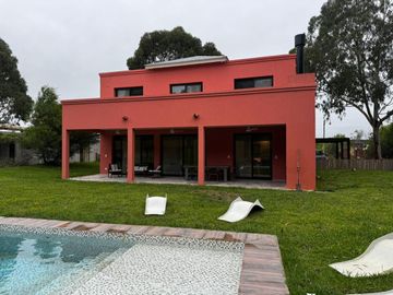 Casa en venta  3 dormitorios  con pileta  Barrio Ecuestre  Costa Esmeralda