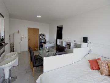 EXCELENTE SEMIPISO DE 2 AMBIENTES CON BALCON Y COCHERA CUBIERTA - VILLA PUEYRREDON
