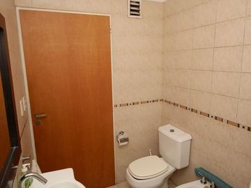 EXCELENTE SEMIPISO DE 2 AMBIENTES CON BALCON Y COCHERA CUBIERTA - VILLA PUEYRREDON