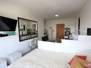 EXCELENTE SEMIPISO DE 2 AMBIENTES CON BALCON Y COCHERA CUBIERTA - VILLA PUEYRREDON
