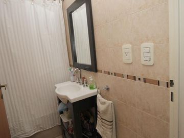 EXCELENTE SEMIPISO DE 2 AMBIENTES CON BALCON Y COCHERA CUBIERTA - VILLA PUEYRREDON