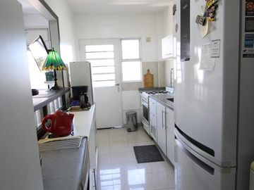 EXCELENTE SEMIPISO DE 2 AMBIENTES CON BALCON Y COCHERA CUBIERTA - VILLA PUEYRREDON