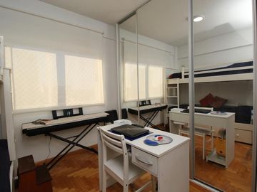 EXCELENTE SEMIPISO DE 2 AMBIENTES CON BALCON Y COCHERA CUBIERTA - VILLA PUEYRREDON