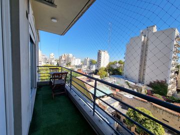 EXCELENTE SEMIPISO DE 2 AMBIENTES CON BALCON Y COCHERA CUBIERTA - VILLA PUEYRREDON