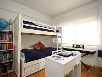 EXCELENTE SEMIPISO DE 2 AMBIENTES CON BALCON Y COCHERA CUBIERTA - VILLA PUEYRREDON