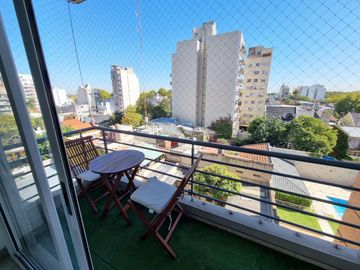 EXCELENTE SEMIPISO DE 2 AMBIENTES CON BALCON Y COCHERA CUBIERTA - VILLA PUEYRREDON