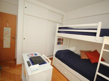EXCELENTE SEMIPISO DE 2 AMBIENTES CON BALCON Y COCHERA CUBIERTA - VILLA PUEYRREDON