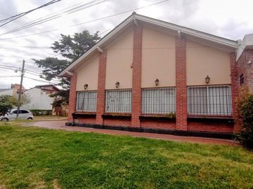 CASA EN VENTA CON CUATRO DORMITORIOS EN COSTA AZUL - OPORTUNDIAD - CON GAS NATURAL