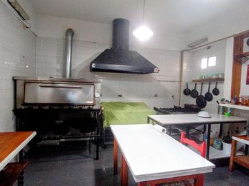 CASA EN VENTA CON CUATRO DORMITORIOS EN COSTA AZUL - OPORTUNDIAD - CON GAS NATURAL