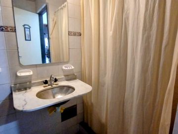CASA EN VENTA CON CUATRO DORMITORIOS EN COSTA AZUL - OPORTUNDIAD - CON GAS NATURAL