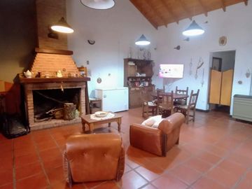 CASA EN VENTA CON CUATRO DORMITORIOS EN COSTA AZUL - OPORTUNDIAD - CON GAS NATURAL