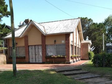 CASA EN VENTA CON CUATRO DORMITORIOS EN COSTA AZUL - OPORTUNDIAD - CON GAS NATURAL