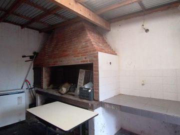 CASA EN VENTA CON CUATRO DORMITORIOS EN COSTA AZUL - OPORTUNDIAD - CON GAS NATURAL