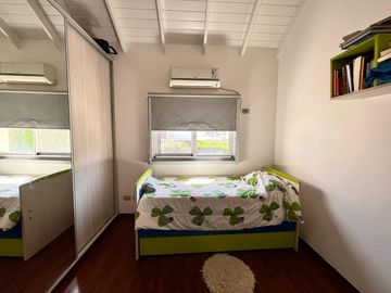 Venta casa de tres dormitorios con galeria y pileta en Barrio Privado Cadaqués Funes Hills