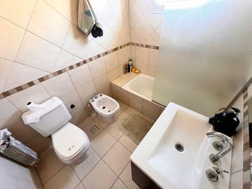 Venta casa de tres dormitorios con galeria y pileta en Barrio Privado Cadaqués Funes Hills