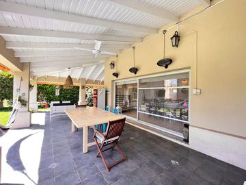 Venta casa de tres dormitorios con galeria y pileta en Barrio Privado Cadaqués Funes Hills