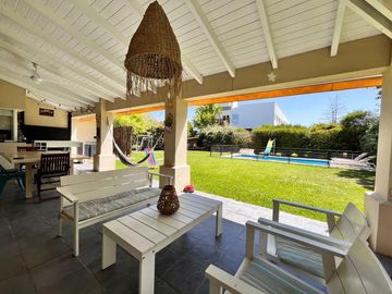 Venta casa de tres dormitorios con galeria y pileta en Barrio Privado Cadaqués Funes Hills