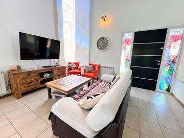 Venta casa de tres dormitorios con galeria y pileta en Barrio Privado Cadaqués Funes Hills