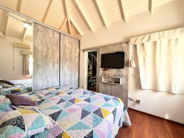 Venta casa de tres dormitorios con galeria y pileta en Barrio Privado Cadaqués Funes Hills