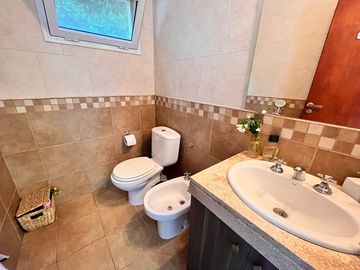 Venta casa de tres dormitorios con galeria y pileta en Barrio Privado Cadaqués Funes Hills
