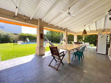 Venta casa de tres dormitorios con galeria y pileta en Barrio Privado Cadaqués Funes Hills