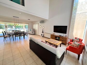 Venta casa de tres dormitorios con galeria y pileta en Barrio Privado Cadaqués Funes Hills