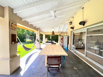 Venta casa de tres dormitorios con galeria y pileta en Barrio Privado Cadaqués Funes Hills
