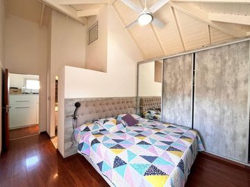 Venta casa de tres dormitorios con galeria y pileta en Barrio Privado Cadaqués Funes Hills