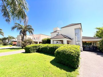 Venta casa de tres dormitorios con galeria y pileta en Barrio Privado Cadaqués Funes Hills
