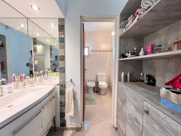 Venta casa de tres dormitorios con galeria y pileta en Barrio Privado Cadaqués Funes Hills