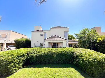Venta casa de tres dormitorios con galeria y pileta en Barrio Privado Cadaqués Funes Hills
