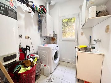Venta casa de tres dormitorios con galeria y pileta en Barrio Privado Cadaqués Funes Hills