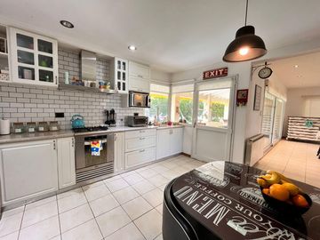 Venta casa de tres dormitorios con galeria y pileta en Barrio Privado Cadaqués Funes Hills