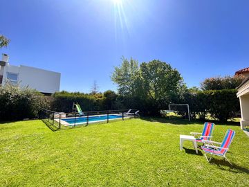 Venta casa de tres dormitorios con galeria y pileta en Barrio Privado Cadaqués Funes Hills
