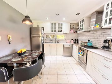 Venta casa de tres dormitorios con galeria y pileta en Barrio Privado Cadaqués Funes Hills