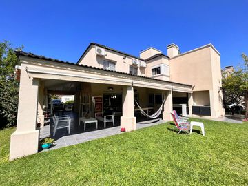Venta casa de tres dormitorios con galeria y pileta en Barrio Privado Cadaqués Funes Hills