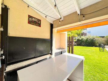 Venta casa de tres dormitorios con galeria y pileta en Barrio Privado Cadaqués Funes Hills
