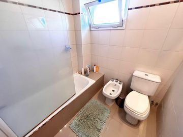 Venta casa de tres dormitorios con galeria y pileta en Barrio Privado Cadaqués Funes Hills