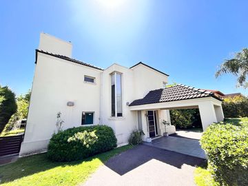 Venta casa de tres dormitorios con galeria y pileta en Barrio Privado Cadaqués Funes Hills
