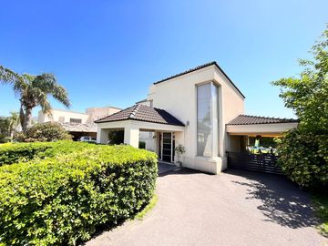 Venta casa de tres dormitorios con galeria y pileta en Barrio Privado Cadaqués Funes Hills