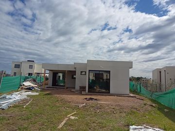 Casa en venta - 3 Dormitorios 2 Baños - 550Mts2 - Pilar del Este