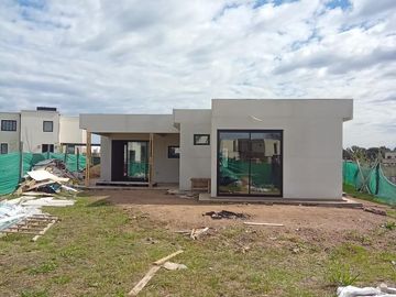 Casa en venta - 3 Dormitorios 2 Baños - 550Mts2 - Pilar del Este