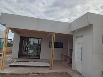 Casa en venta - 3 Dormitorios 2 Baños - 550Mts2 - Pilar del Este