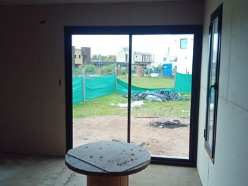 Casa en venta - 3 Dormitorios 2 Baños - 550Mts2 - Pilar del Este