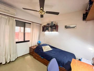 Venta departamento con patio, tres dormitorios, amenities, cochera, en Barrio Martin. Apto crédito