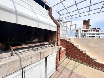 Venta departamento con patio, tres dormitorios, amenities, cochera, en Barrio Martin. Apto crédito